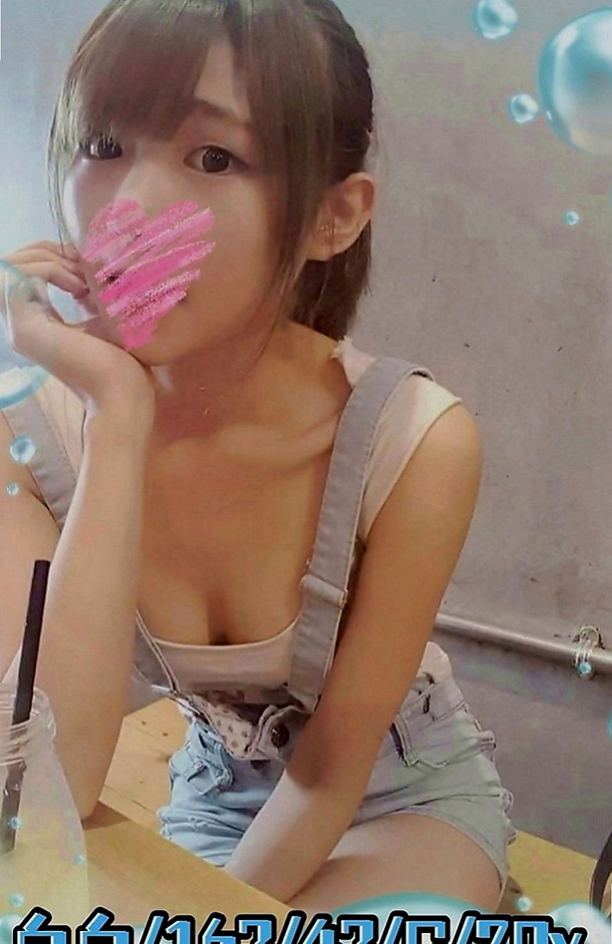 高雄外送茶|美女外送：海藻 |膚白學生妹兼職|168cm|50kg|E罩杯|21歲|的乳房 揉起來軟綿綿的 很漂亮 #外語翻譯小姐姐